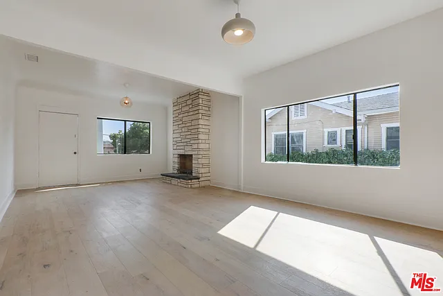 3 bed, 1350 sqft, $3,395 — Photo 3