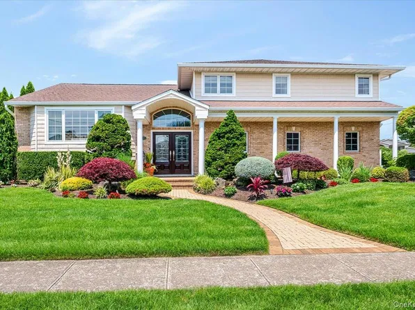 11 Knell Drive, Massapequa Park, NY 11762