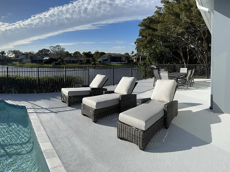 Relax by the pool - Zing High end furniture