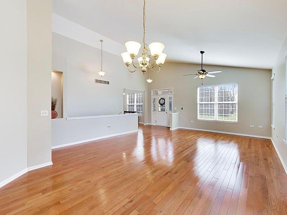 4th image of 985 Oak Ridge Blvd