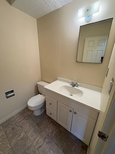 Calgary Townhouse for rent - 3 Bedrooms — photo 2
