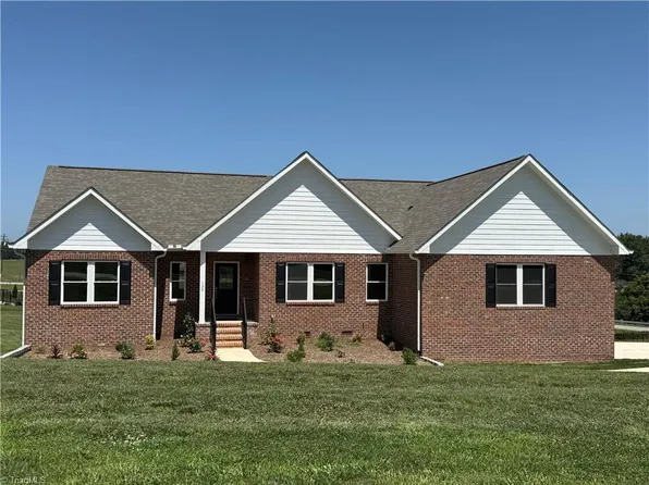 130 Oak Pointe Ln, Wilkesboro, NC 28697