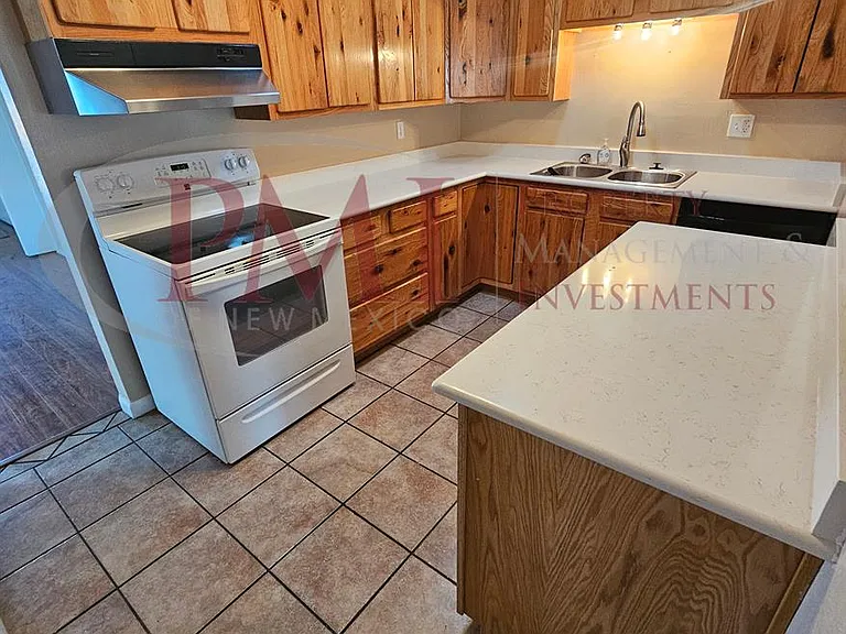 1735 S Locust St — Photo 5
