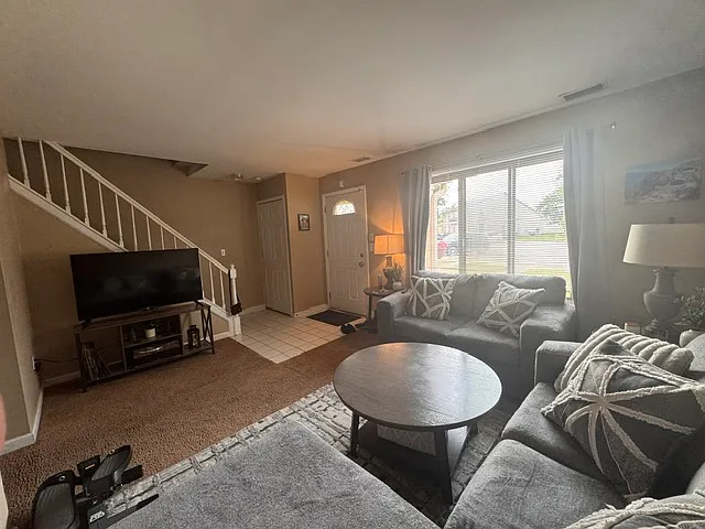 2 bed, 1.5 bath, 1092 sqft, $1,150 — Photo 2