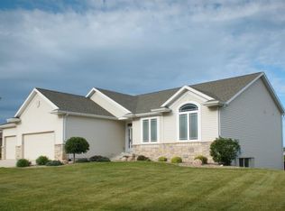 1604 Quail Ridge Rd, Cedar Falls, IA 50613