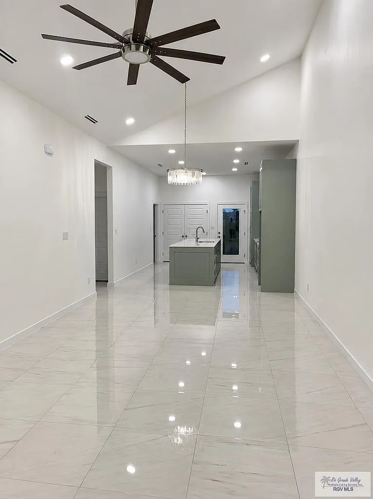 3 bed, 2.0 bath, 1200 sqft, $1,900 — Photo 2