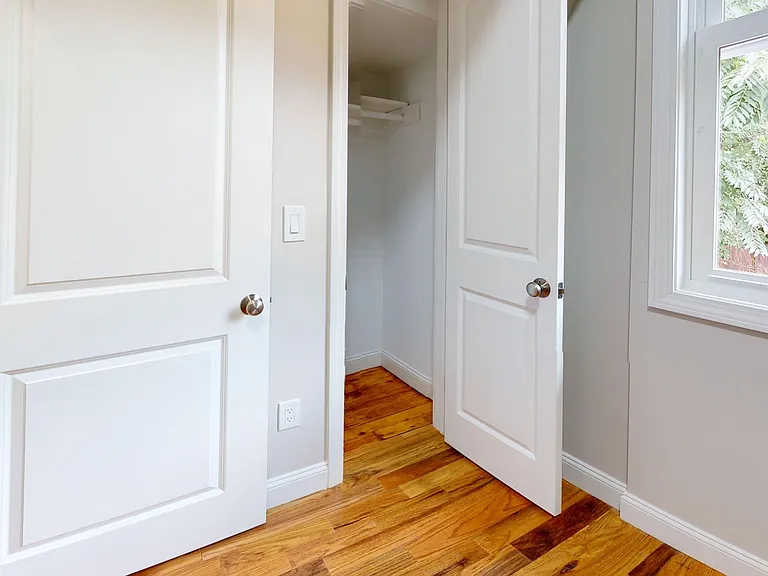544 Whitney Ave — Photo 8