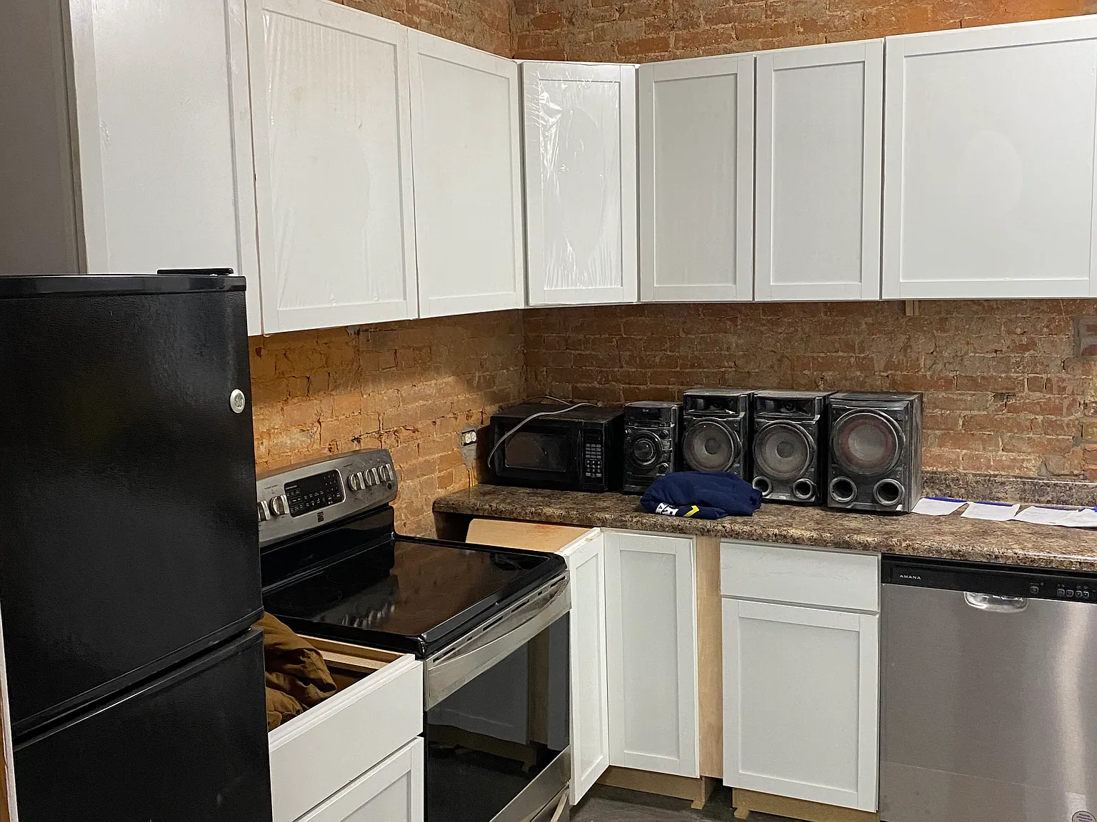 4 bed, $1,300 — Photo 2