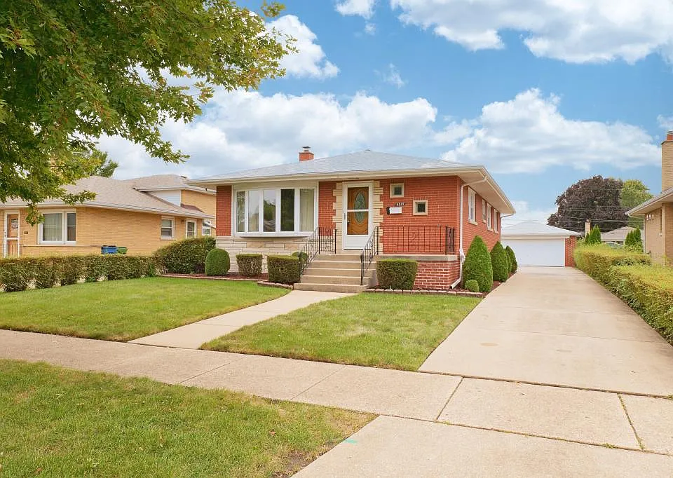 4537 W 100th Pl