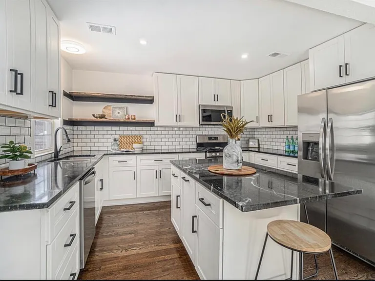 7423 State Line Rd — Photo 3