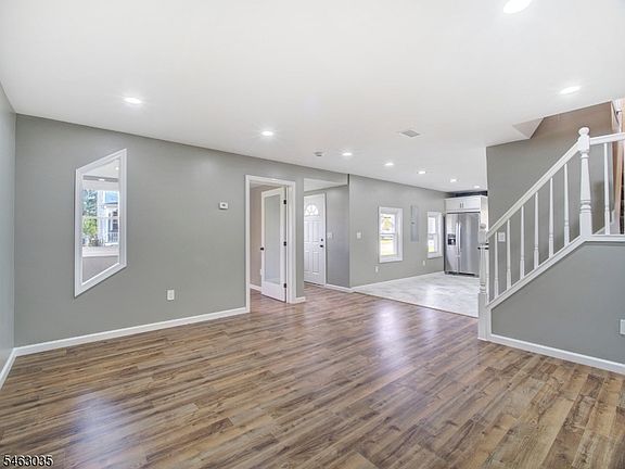 3rd image of 17 Lock St