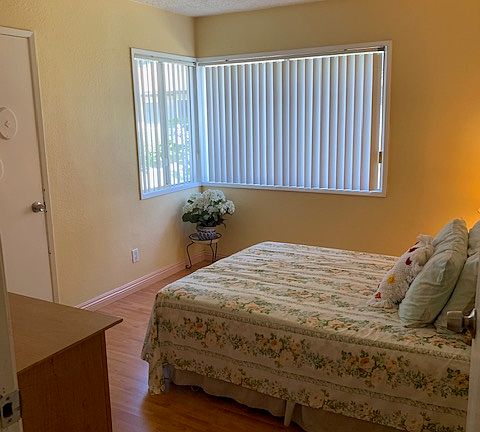 Queen size bed.