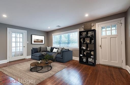 Spacious lving room