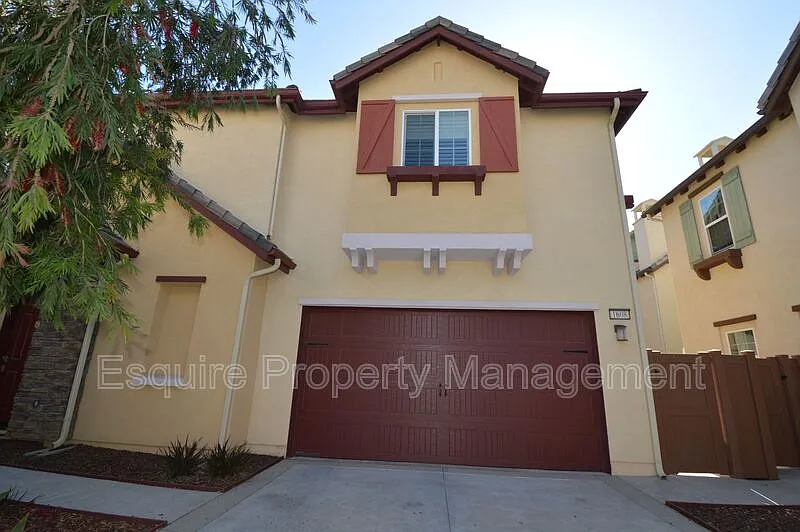 3 bed, 2.0 bath, 2330 sqft, $4,200 — Photo 2