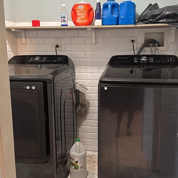 Washer and dryer in Garage shared with Apt 1 ( total 3 people )