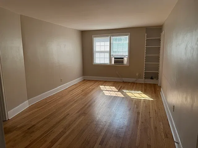 802 Burroughs Street - B — Photo 2