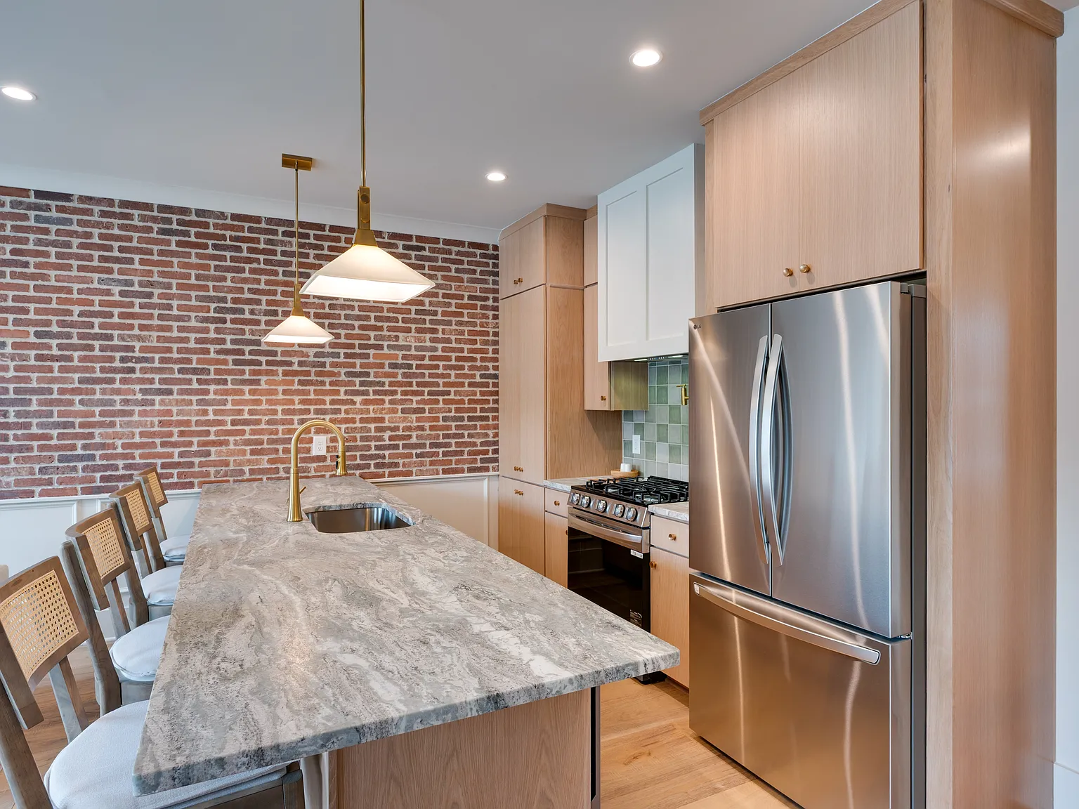 4 bed, 2350 sqft, $7,999 — Photo 3