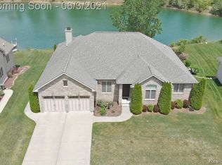497 Woodland Ponds Dr, Flushing, MI 48433