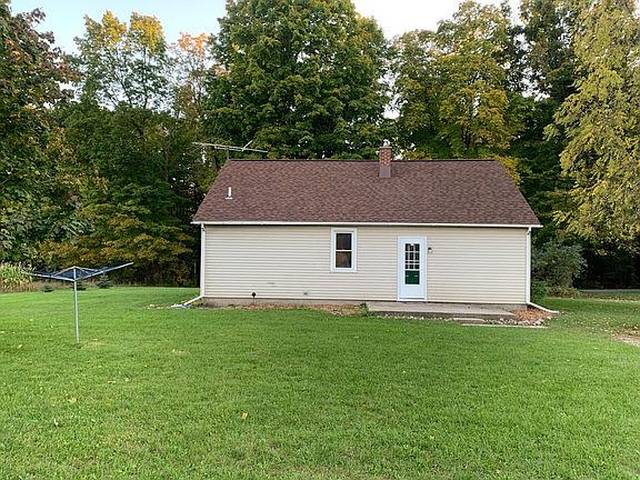 2743 Indian lakes Rd., facing rear. Small cement patio, perfect for grilling. Back door is main entrance as it is nearest to parking.