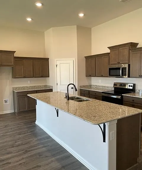 80 Briar Hollow Ln — Photo 6