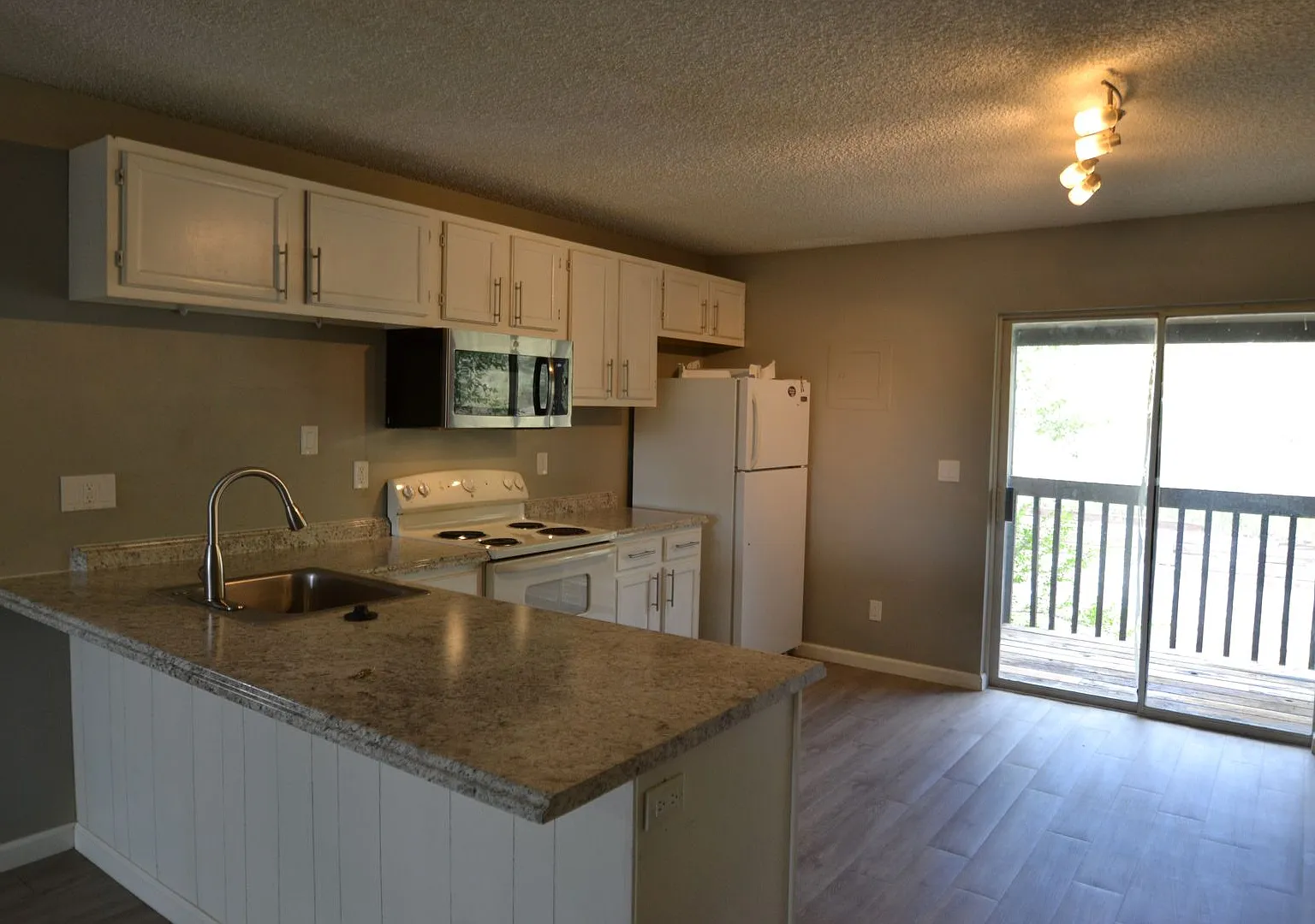 Straus Lane 2920 — Photo 4