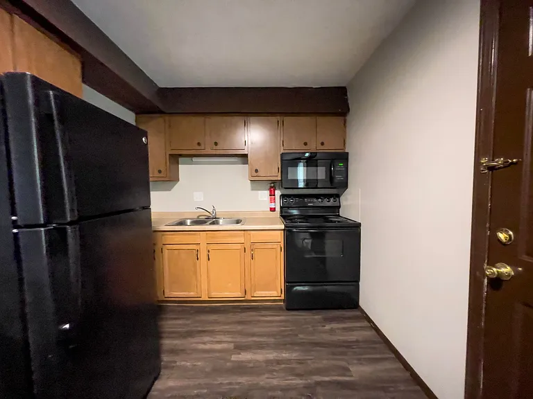 East Memorial Apartments — Photo 8