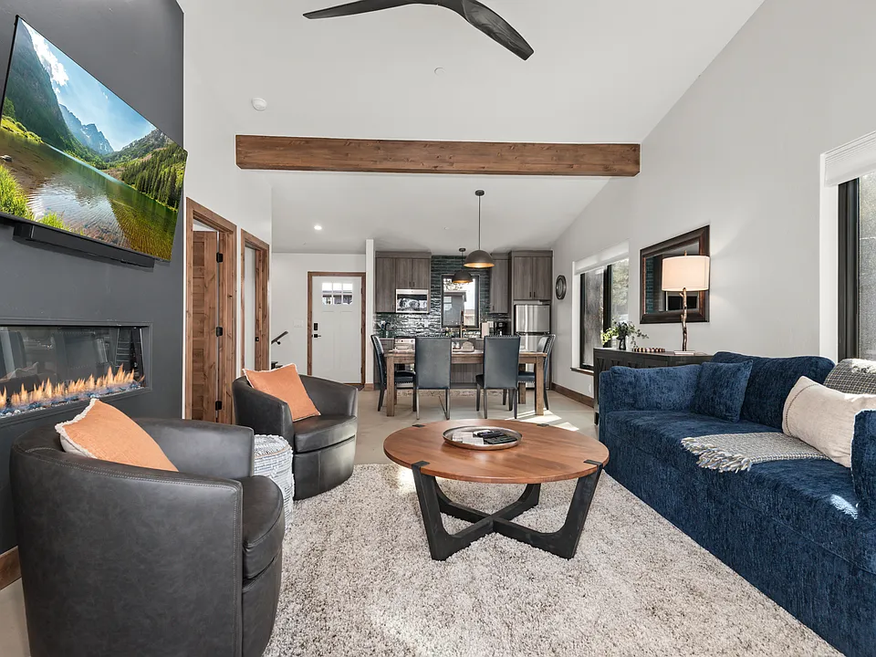 945 Nob Hill Rd #2