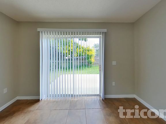 5th image of 981 Yellowbird Ave