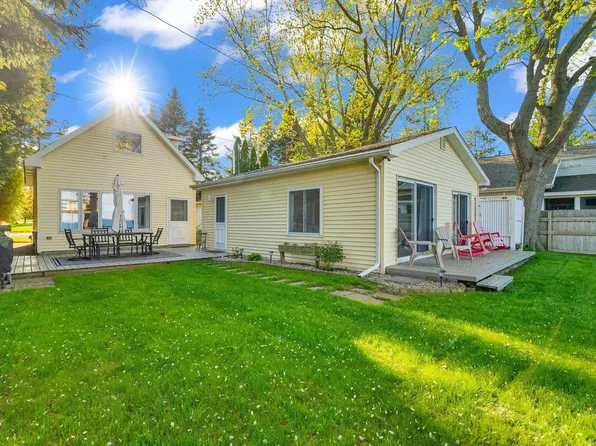 5718 Lakeshore Rd N, Palms, MI 48465