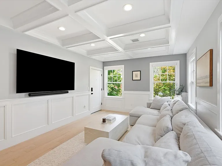 613 E 6th St #3 — Photo 3