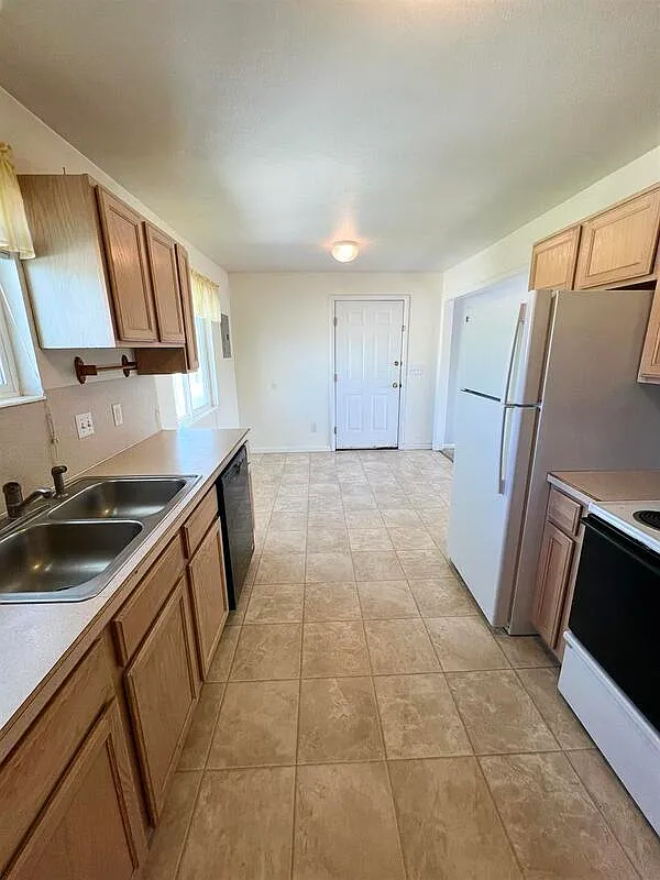 3 bed, 2.0 bath, $1,200 — Photo 2