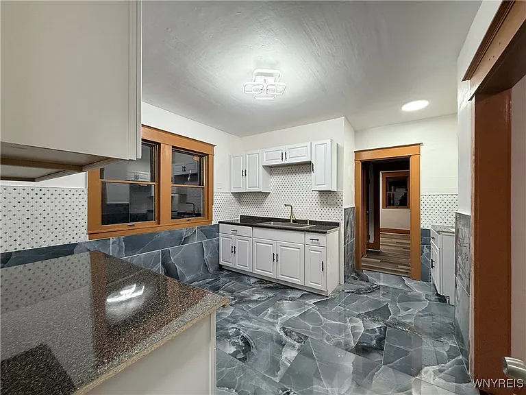 111 Dempster St — Photo 10