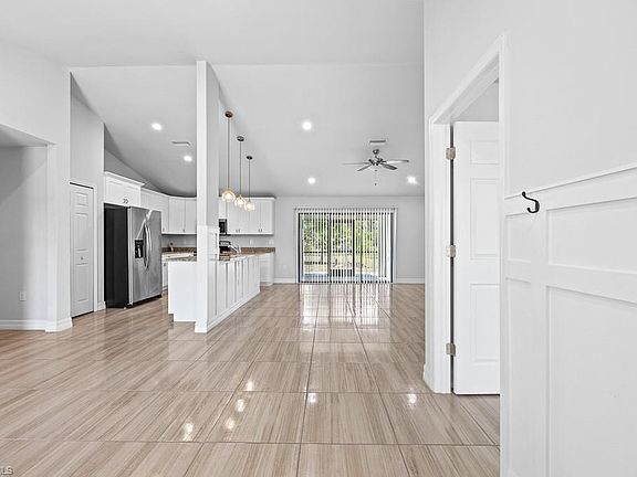 3rd image of 718 Plumosa AVE