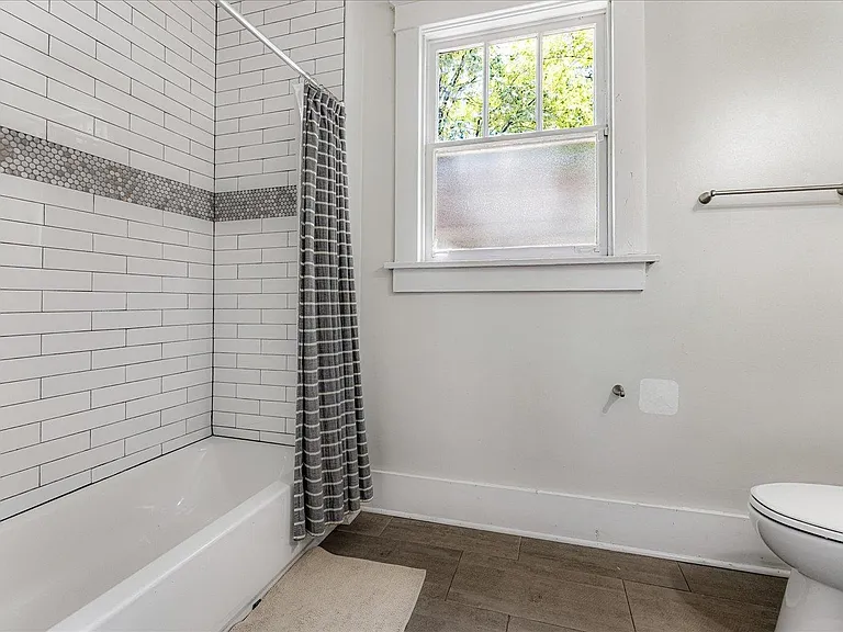 729 N Willett St — Photo 19