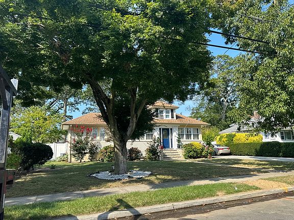 3rd image of 213 N Long Beach Ave