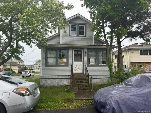 17 Mound Street, Lindenhurst, NY 11757