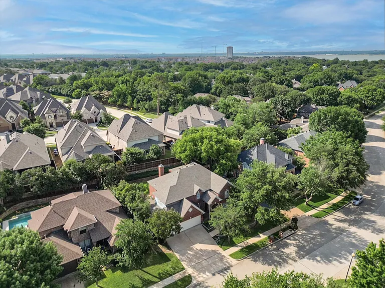 Aerial view showing proximity to Grapevine Lake