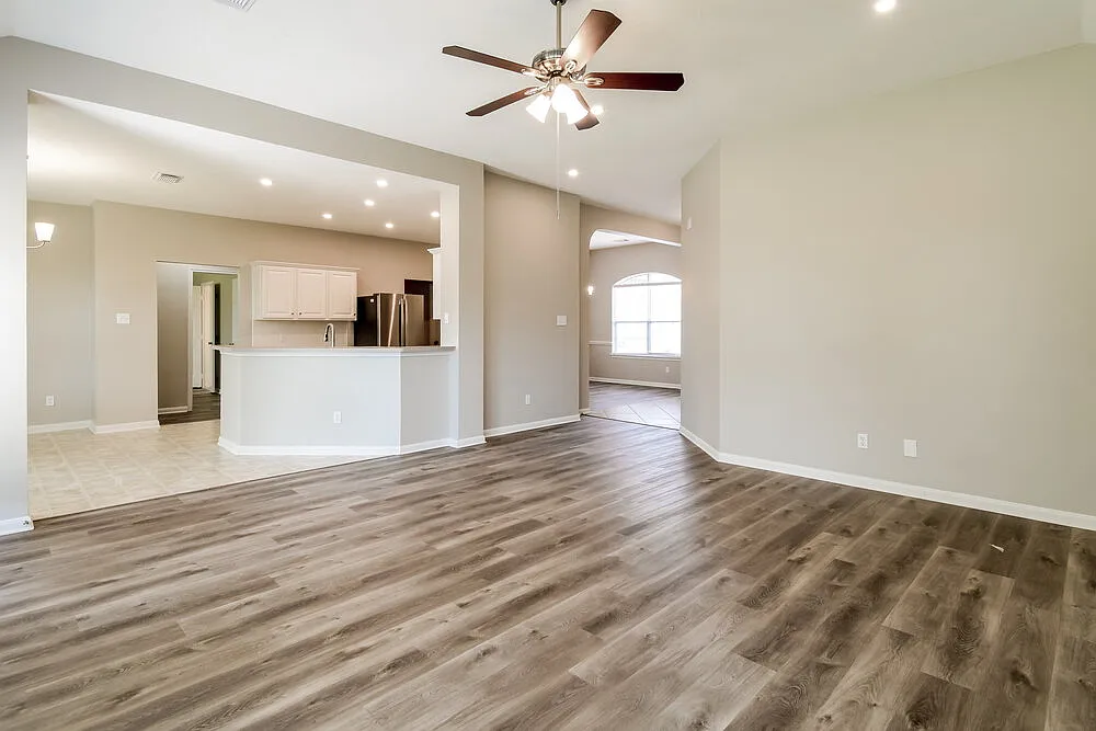 3 bed, 2.0 bath, 1916 sqft, $2,145 — Photo 3