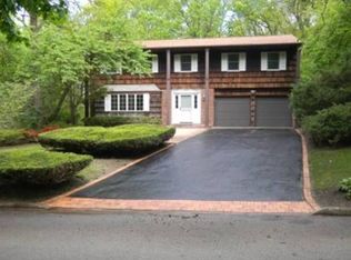 3 Harbor Oaks Dr, Kings Park, NY 11754