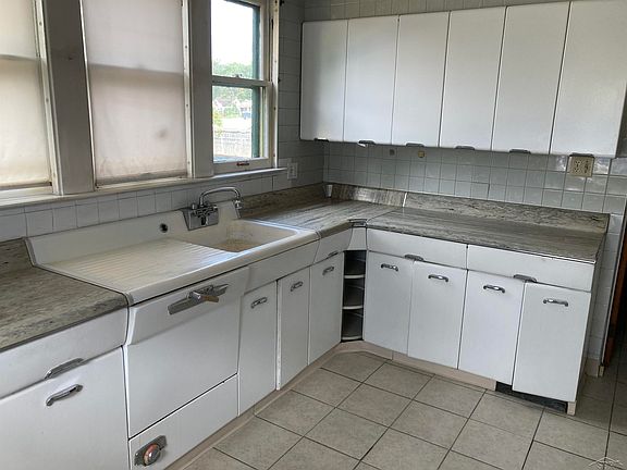 4th image of 2811 E Genesee Ave