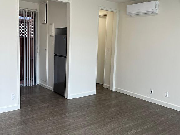 3rd image of 13225 Moorpark St #1