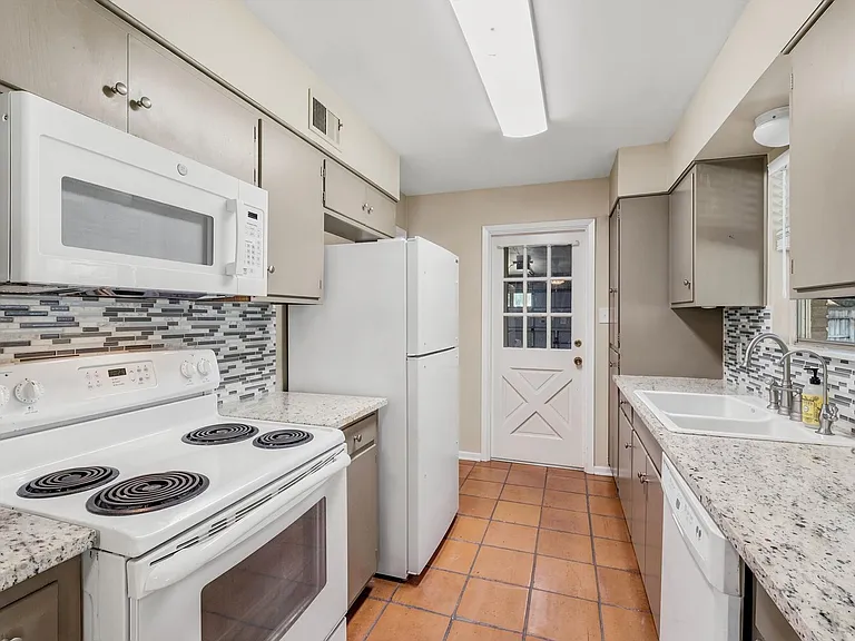 1127 Mount Rainier Dr — Photo 10
