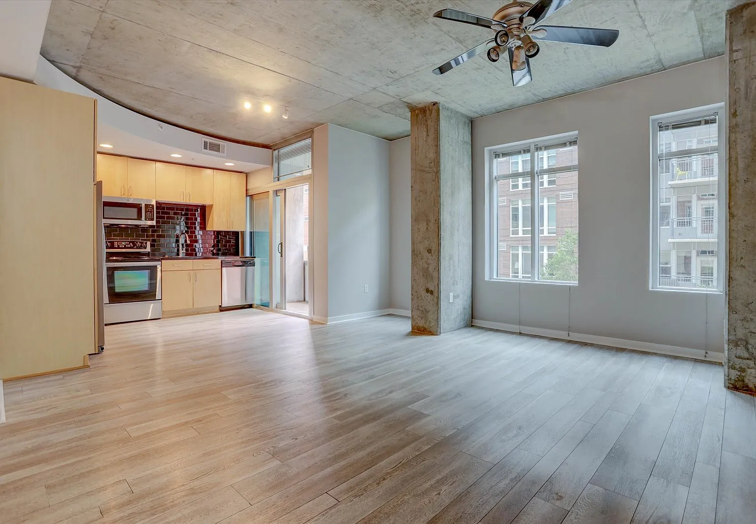 1 bed, 735 sqft, $2,100 — Photo 2