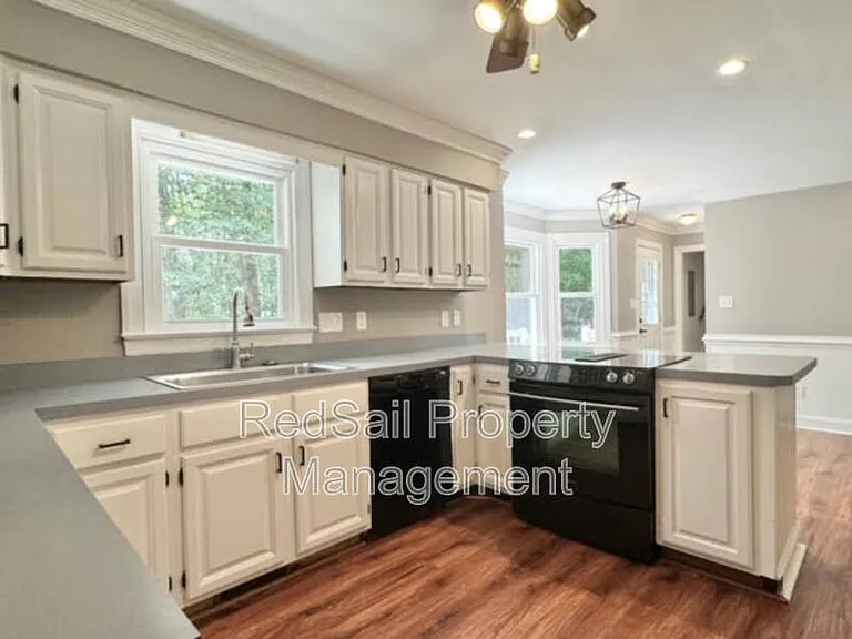 114 Barclay Cres — Photo 7