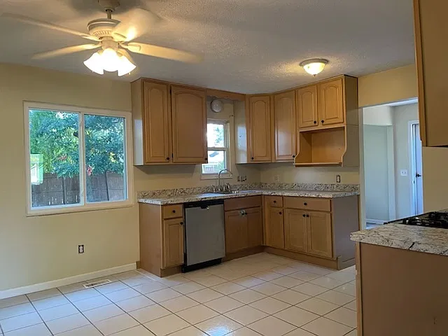 3 bed, 1.5 bath, 1375 sqft, $1,690 — Photo 3