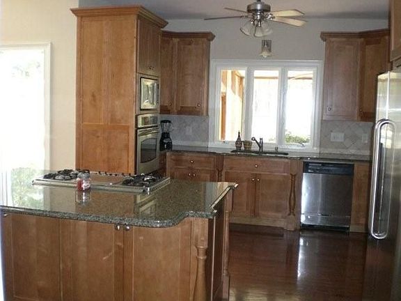 Updated Kitchen w/Ctr Island, Granite Countertops & Stainless Steel Appliances