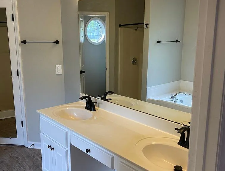 300 Greenview Ct — Photo 4