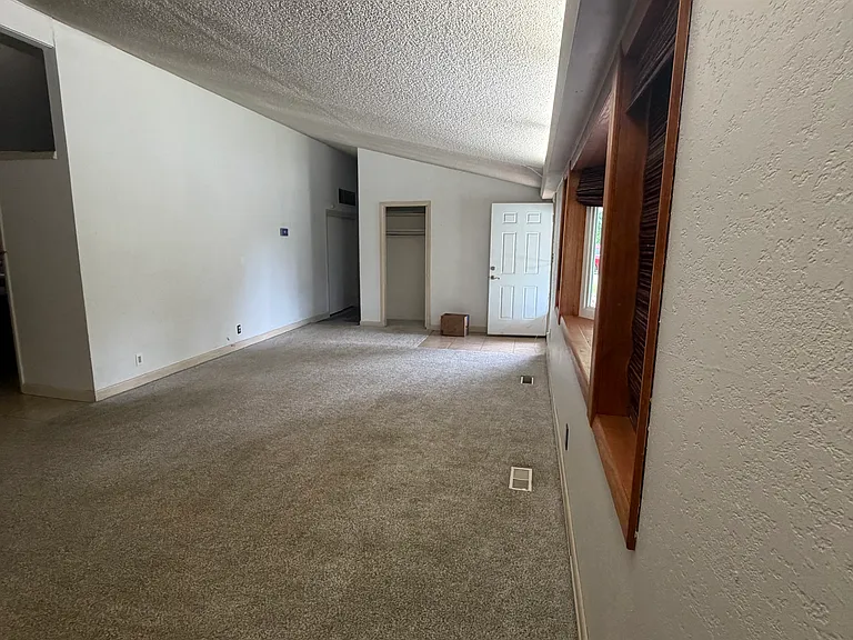 3301 Canterbury Dr — Photo 3