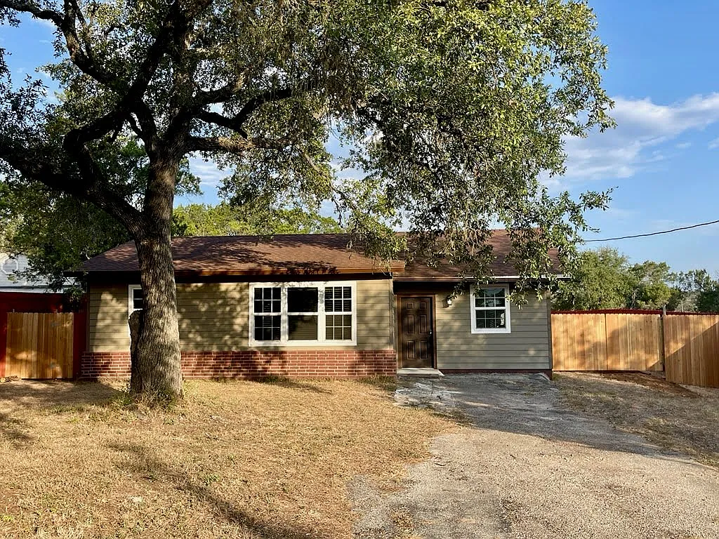 3 bed, 1324 sqft, $1,995 — Photo 3