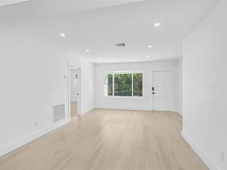 1116 N 31st Ave — Photo 3